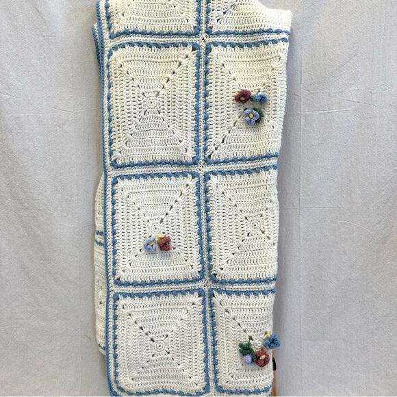 Vintage hand crochet knit cottagecore 3D flower accent throw blanket grannycore - Picture 2 of 16